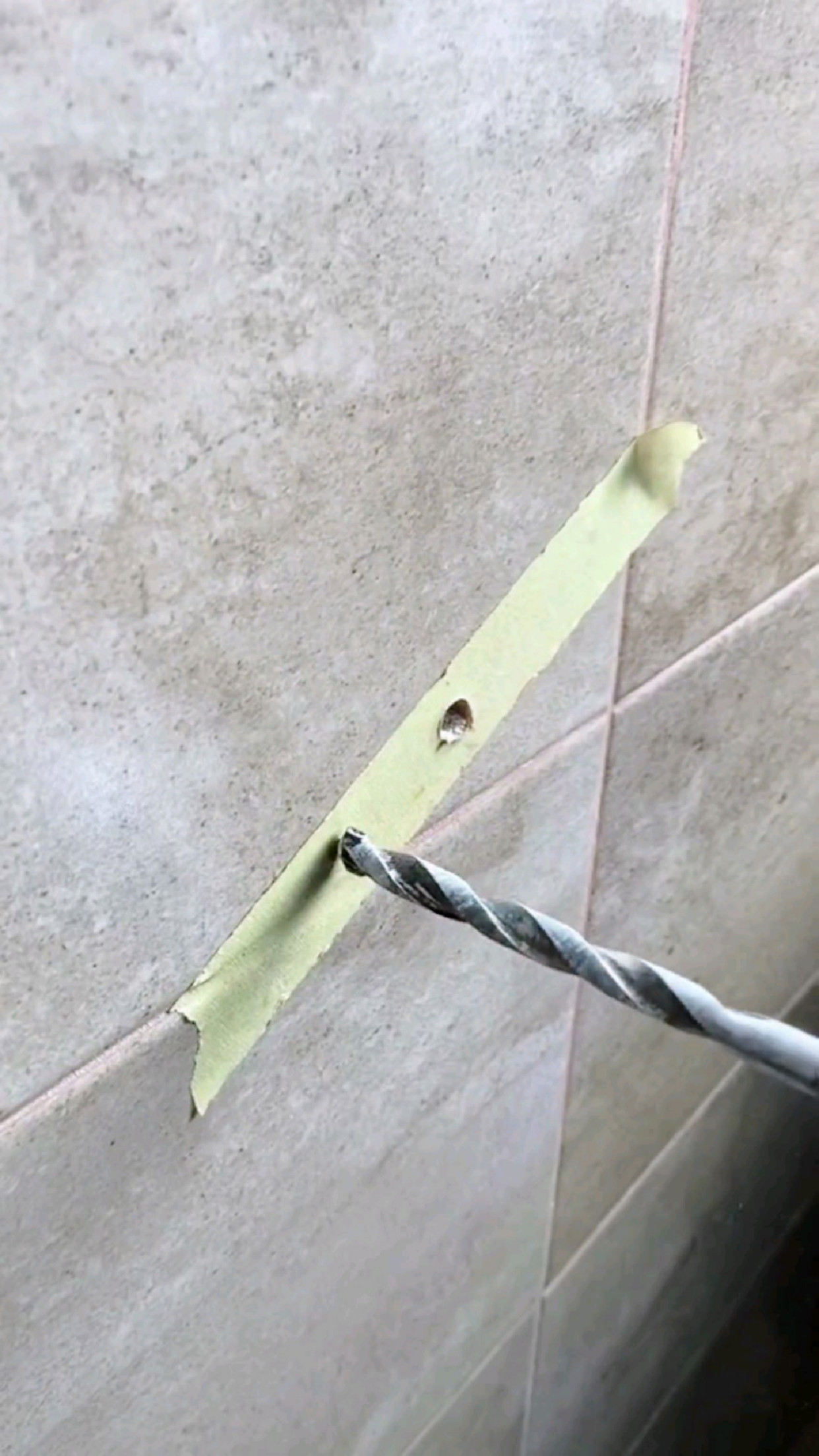 瓷砖上打孔会把瓷砖打裂开吗(瓷砖上打孔会把瓷砖打裂开吗视频) 瓷砖上打孔会把瓷砖打裂开吗(瓷砖上打孔会把瓷砖打裂开吗视频)